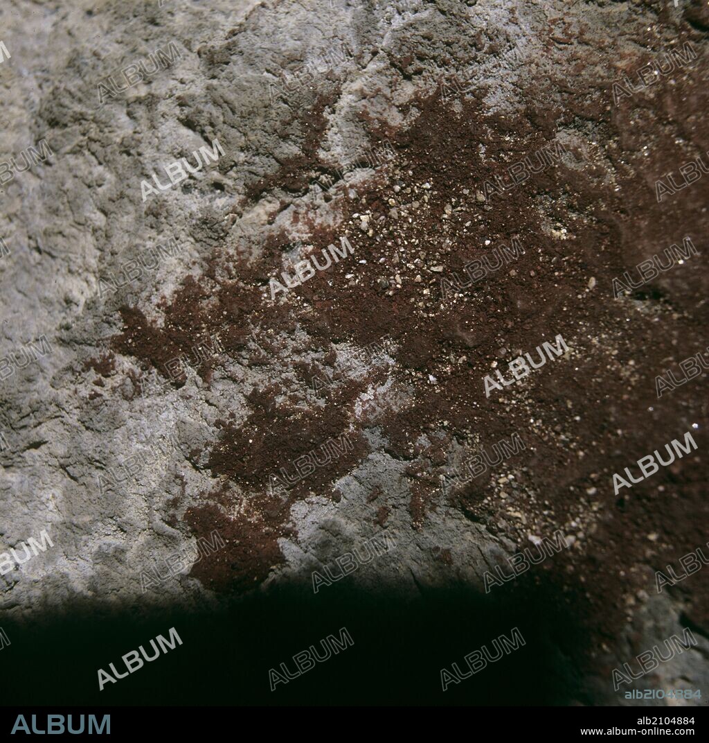 ABRIGO DEL CANTO DE LA CUEVA. MANCHA ROJA DE PINTURA.