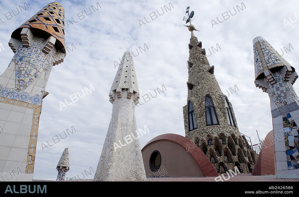 ANTONI GAUDÍ. PALAU GÜELL. CHIMENEAS Y AGUJA DE LA AZOTEA.