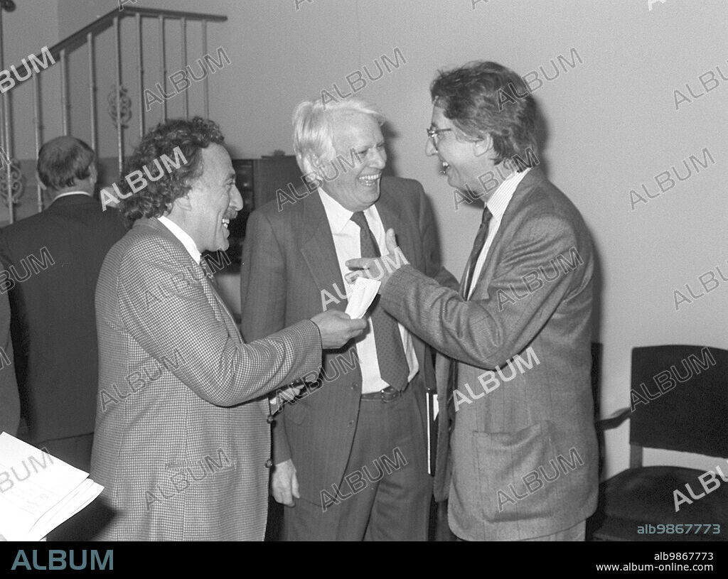 Barcelona, 5-4-1989.- El ministro de Cultura, Jorge Semprun (c), dialoga con el conseller de Cultura de la Generalitat de Cataluña, Joan Guitart (d) y el director de cine, Jaime Camino (i)en el Colegio de Abogados, para presentar la "Carta Audiovisual Europea".. Semprun prometió diálogo para mejorar el decreto sobre cine, elaborado por su departamento y créditos blandos para afrontar la crisis, También informó de la próxima construcción de una ciudad del cine en Madrid y otra en Barcelona. EFE/J.Valls/aa.