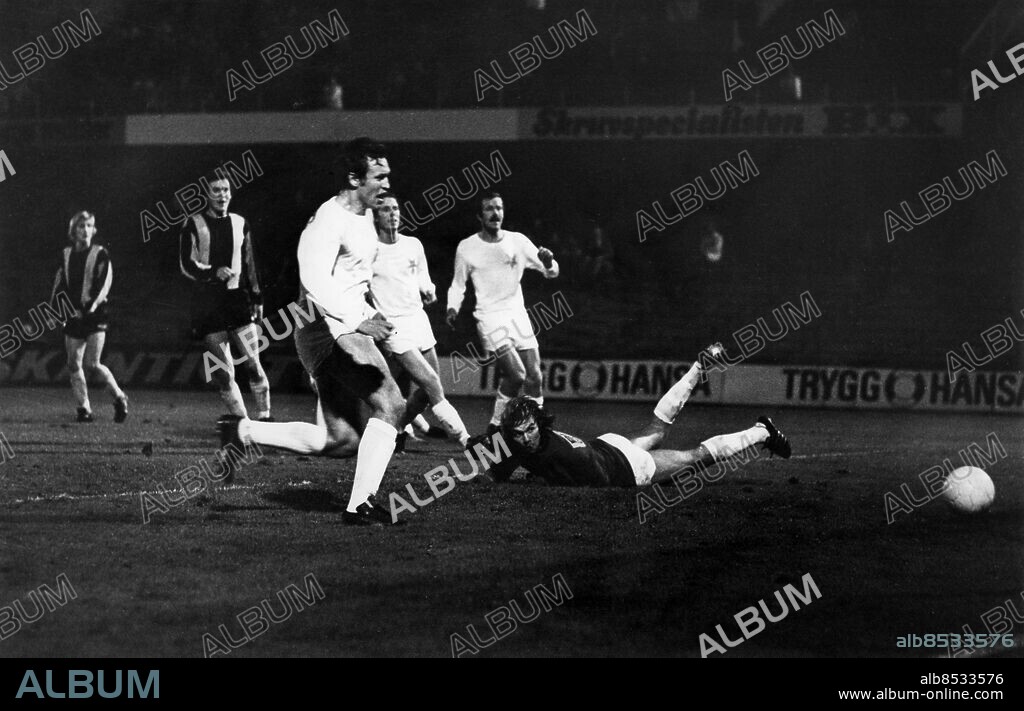 STOCKHOLM 1973-10-02. Sirius nyinsatte målvakt Per-Arne Wahlstedt ser Hammarsbys Billy Ohlssons (t. v.) skott rulla in i mål till 3-0 i en allsvensk fotbollsmatch mellan Hammarby IF och IK Sirius 2:a oktober 1973 på Söderstadion i Stockholm. Hammarby vann matchen med 3-1 inför 4 950 åskådare.. Foto: Svenskt Fotoreportage / TT / Kod: 197.