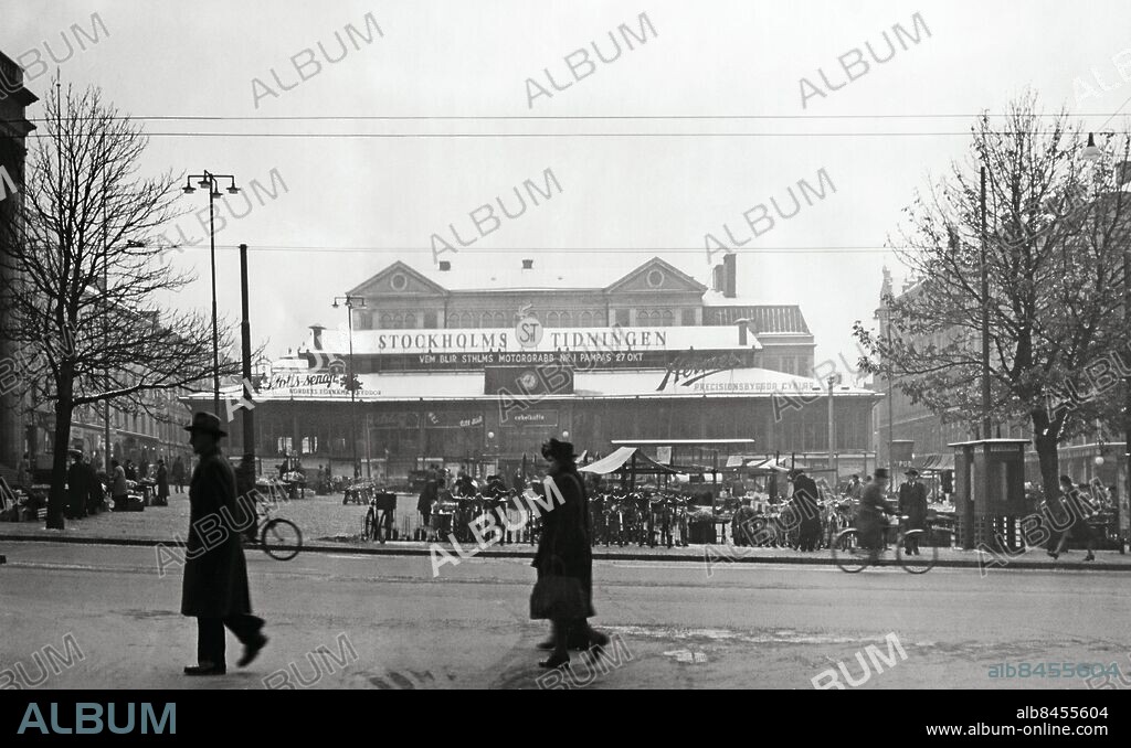 STOCKHOLM 1946-01-01. Sammanfogad bild av två fotografier över Hötorget och gamla saluhallen. Fotograf okänd / Foto: TT / Kod 1900.