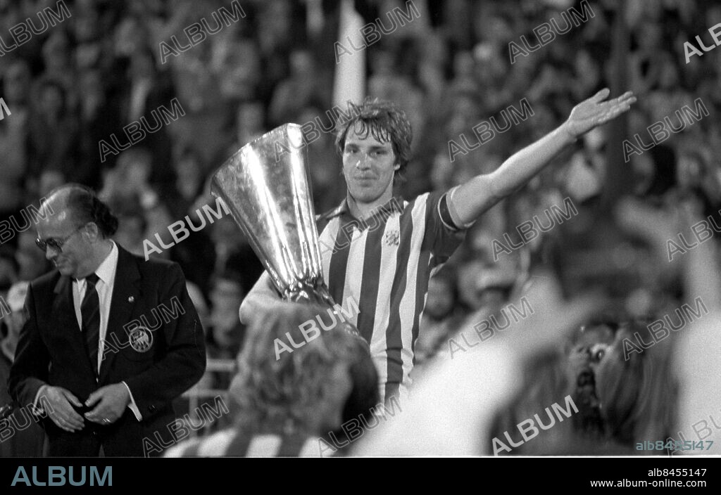 HAMBURG 19820519. IFK Göteborgs lagkapten Conny Karlsson håller upp segerbucklan efter matchen mot Hamburger Sport-Verein i den andra matchen i UEFA Cup finalen i fotboll på Volksparkstadion i Hamburg, Västtyskland, 19 maj 1982. IFK vann finalerna med sammanlagt 4-0 via 1-0 i den första finalmatchen hemma i Göteborg och 3-0 borta i Hamburg. IFK Göteborg blev därmed Sveriges första klubblag att vinna en titel i någon av de europeiska cuperna.. Foto: Lars Jansson / XP / SCANPIX / kod: 22. ** OUT AFTONBLADET, PUNKT SE **.