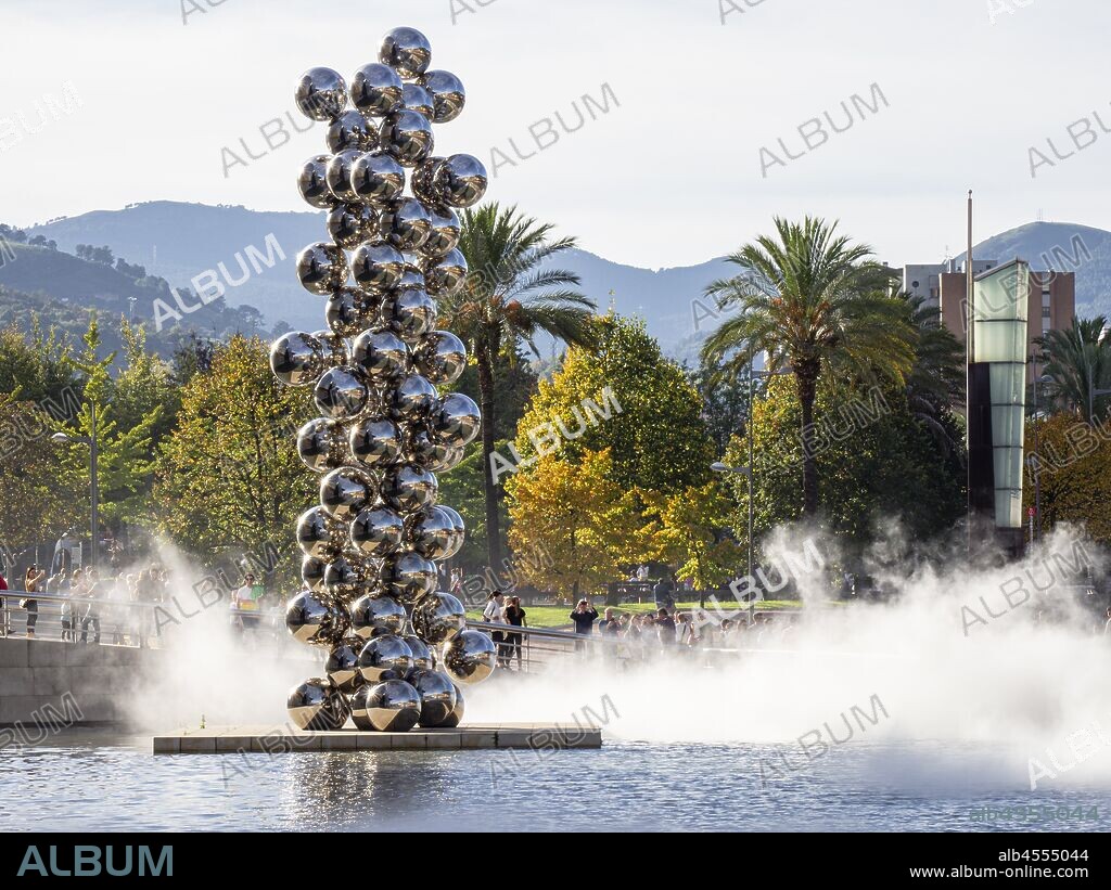 El gran árbol y el ojo, Instalación permanente de Anish Kapoor, Guggenheim Museum Bilbao, siglo XX, diseñado por Frank O. Gehry, Bilbao, Pais Vasco, Spain.