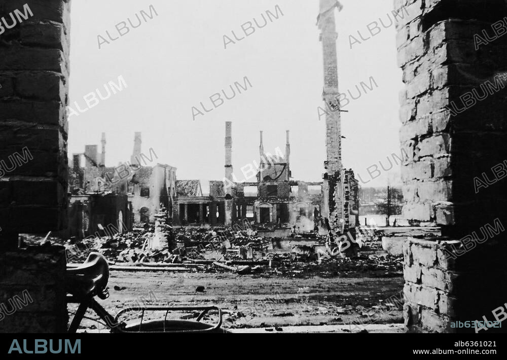 2. Weltkrieg / Skandinavien:. Besetzung Dänemarks und Norwegens (Unternehmen "Weserübung) ab 9. April 1940. Zerstörungen in einer norwegischen Hafenstadt. Foto, August / September 1940, handschr. bezeichnet: "Des Werk unsrer Stuka". Aus einem Fotoalbeum "Meine Dienstzeit". mit Amateuraufnahmen, Norwegen 1940-42. Berlin, Sammlung Archiv für Kunst und Geschichte.