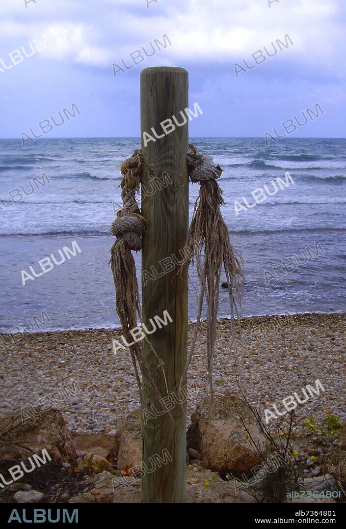 ANTIGUA BARANDILLA EN DESUSO EN LA PLAYA DE LAS ROTAS.