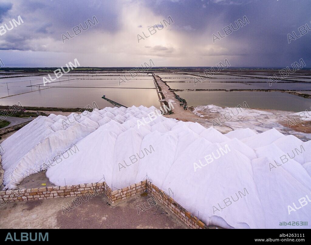 Flor de Sal d’Es Trenc se cosecha artesanalmente de la superficie de las balsas Salinas de Levante, Parque Natural de Es Trenc-Salobrar, Campos, Mallorca, balearic islands, spain.