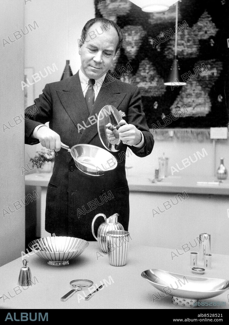 Prins Sigvard Bernadotte . formgivare av bl a silver här visar prinsen upp silversaker från 1948 reps 1942. Bernadotte Sigvard prins konstnär Sit 1955. Konst / Konsthantverk Silver. (c) Ove Jonsson / Sydsvenskan / IBL.