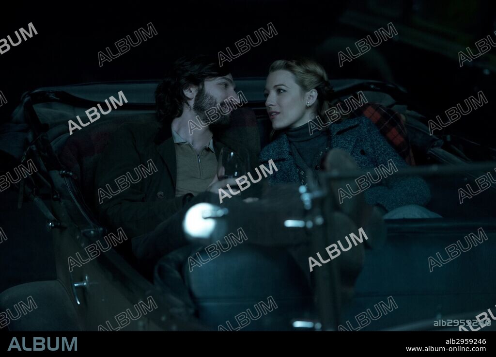 BLAKE LIVELY y MICHIEL HUISMAN en EL SECRETO DE ADALINE, 2015 (THE AGE OF ADALINE), dirigida por LEE TOLAND KRIEGER. Copyright LAKESHORE ENTERTAINMENT / PERA, DIYAH.