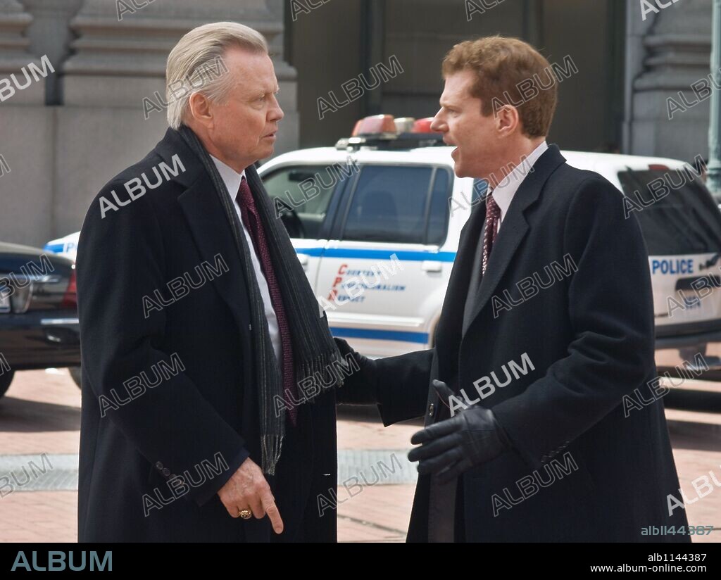 JON VOIGHT y NOAH EMMERICH en CUESTIÓN DE HONOR, 2008 (PRIDE AND GLORY), dirigida por GAVIN O'CONNOR. Copyright NEW LINE CINEMA / WILSON, GLEN.