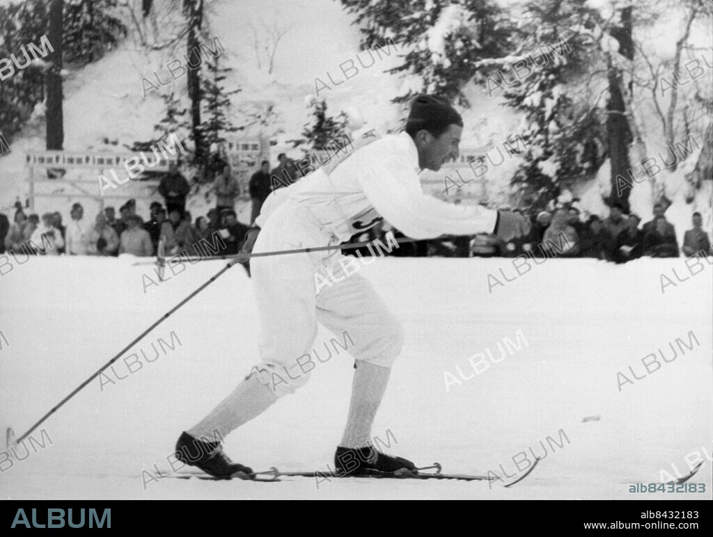 SCHWEIZ SANKT MORITZ 1948-02.. Utan bildtext. Anm. Skidåkare Skidor Stavar CD355 persons: NILS MORA-NISSE KARLSSON sites: SCHWEIZ;SANKT MORITZ;SVERIGE*.