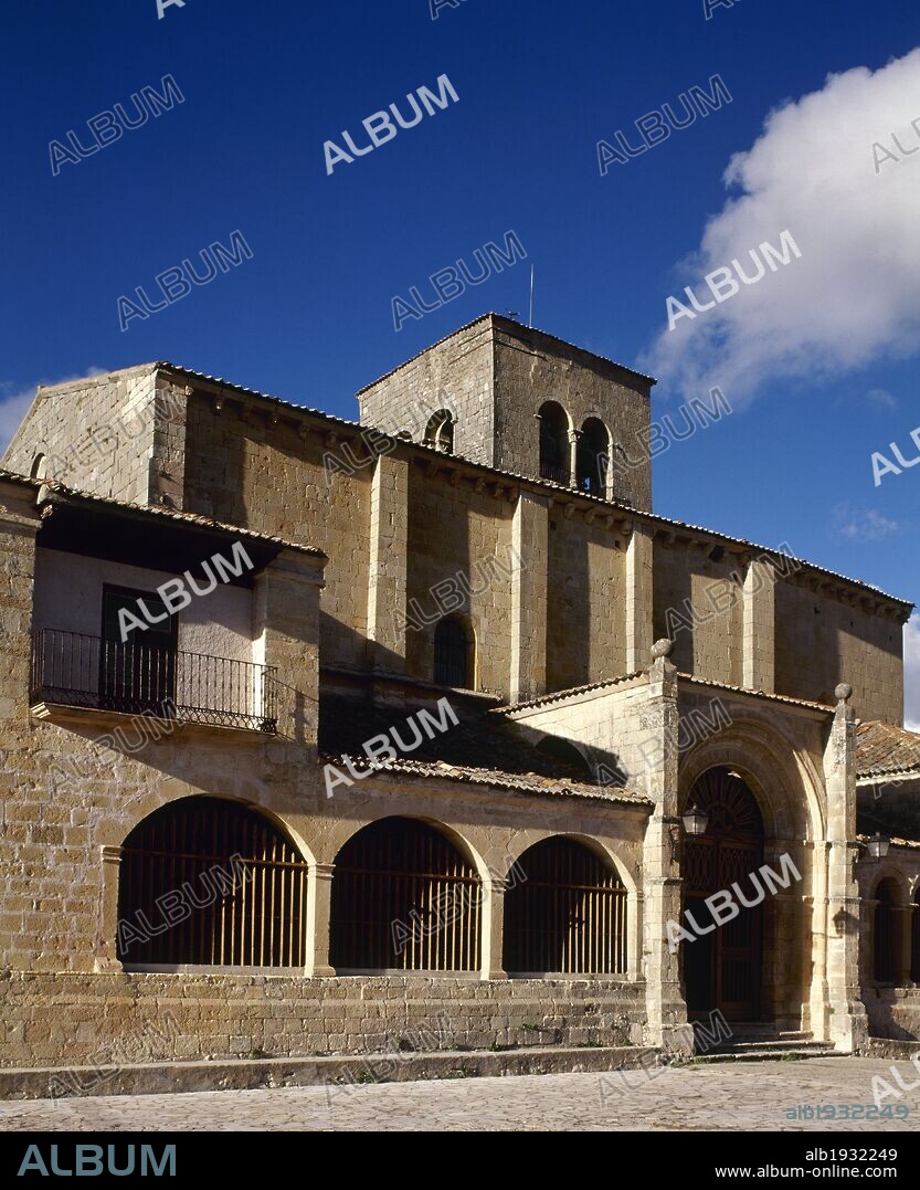 CASTILLA-LEON. SEPULVEDA. Vista parcial de la IGLESIA DE NUESTRA SEÑORA DE LA PEÑA, construida en el siglo XII y renovada posteriormente. Provincia de Segovia. España.