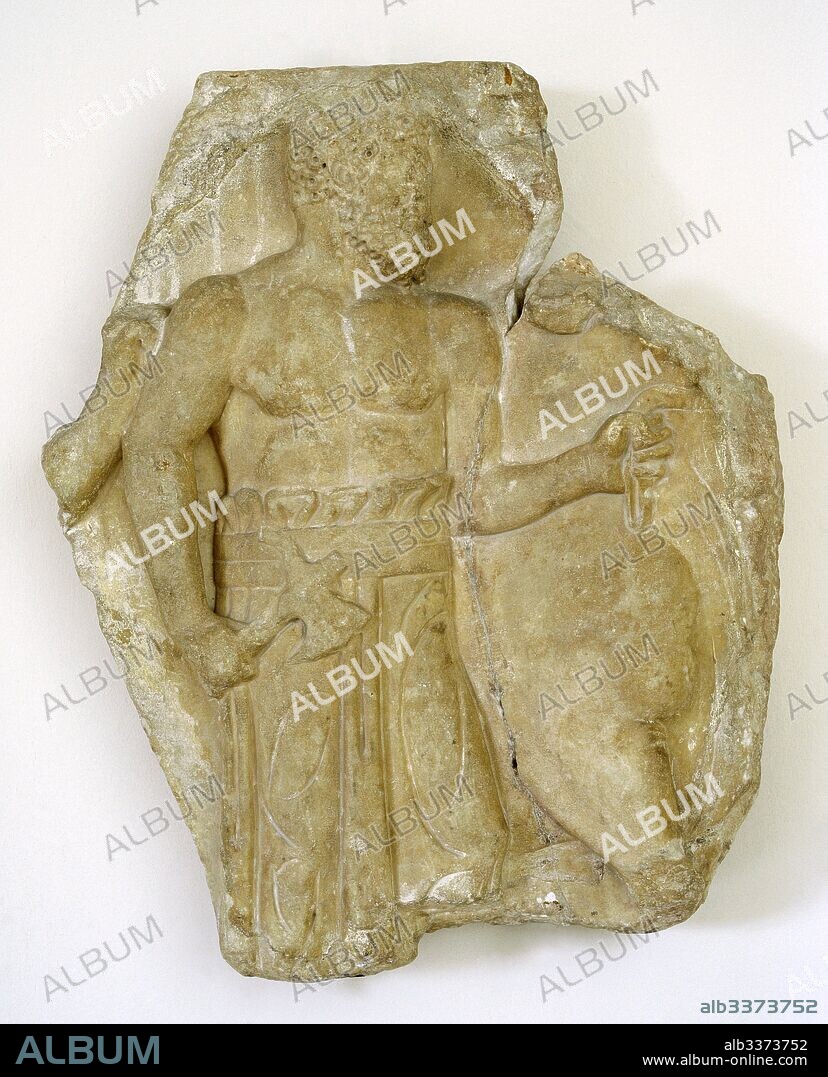 Relieve romano. Escena de sacrificio. "Victimarius" barbudo conduciendo a un toro al sacrificio. Era Antonina. Siglo II d. C. Museo Nacional Arqueológico. Tarragona. Cataluña. Roman era. Sacrificial scene. Bearded "victimarius" leading a bull to sacrifice. Antonine period. 2n century AD. National Archaeological Museum. Tarragona. Spain.