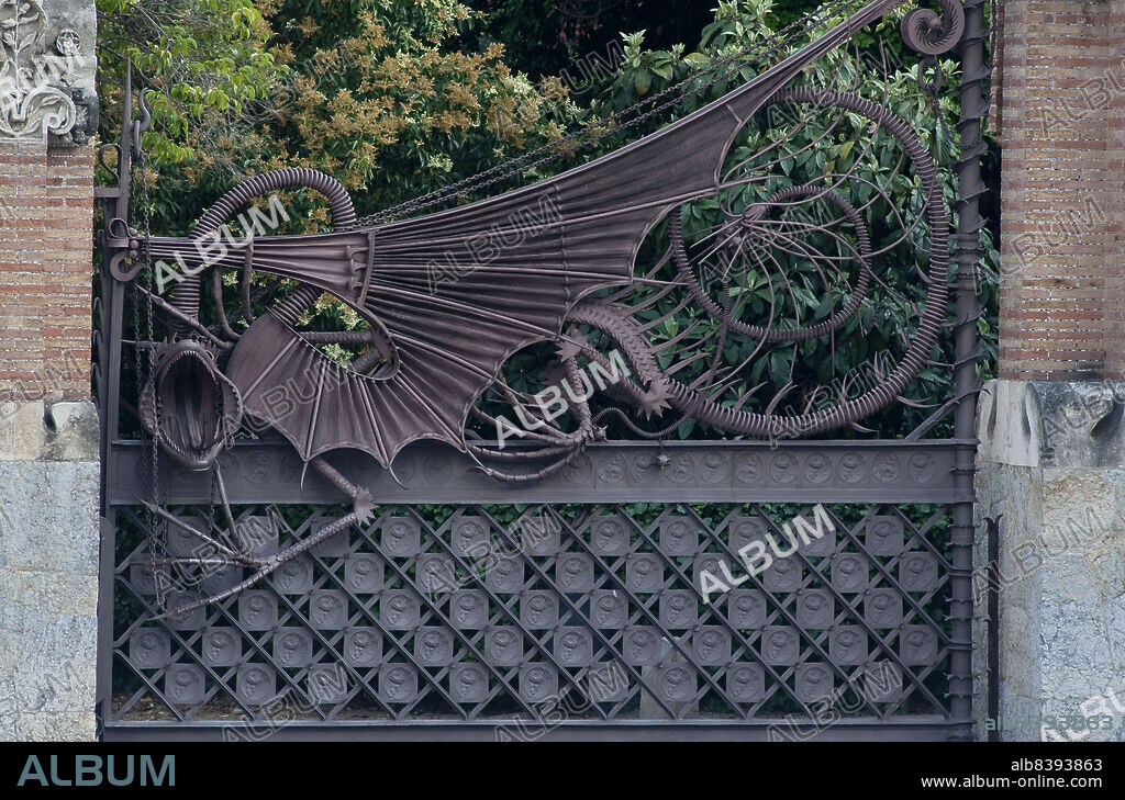 Antoni Gaudi/ Finca Guell, dragon de forja. Modernismo. Barcelona, 1885.