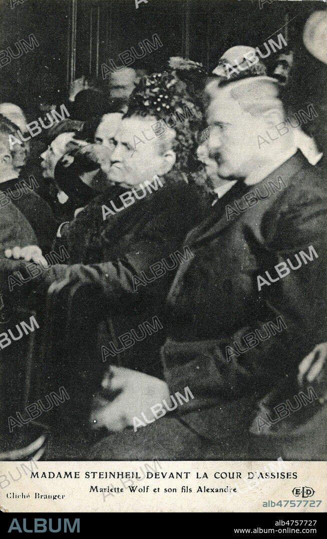 Madame Marguerite STEINHEIL (1869-1954) devant la Cour d'Assise. Sa gouvernante Mariette Wolf et son fils Alexandre. Photographie de BRANGER pour une carte postale de novembre 1909. credit : Collection IM/KHARBINE-TAPABOR.