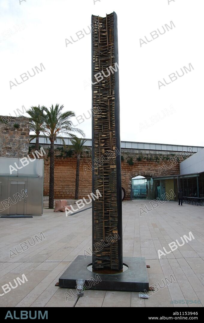 Es Baluard, escultura "La colonna del viaggiatore" de Arnaldo Pomodoro. Palma de Mallorca.