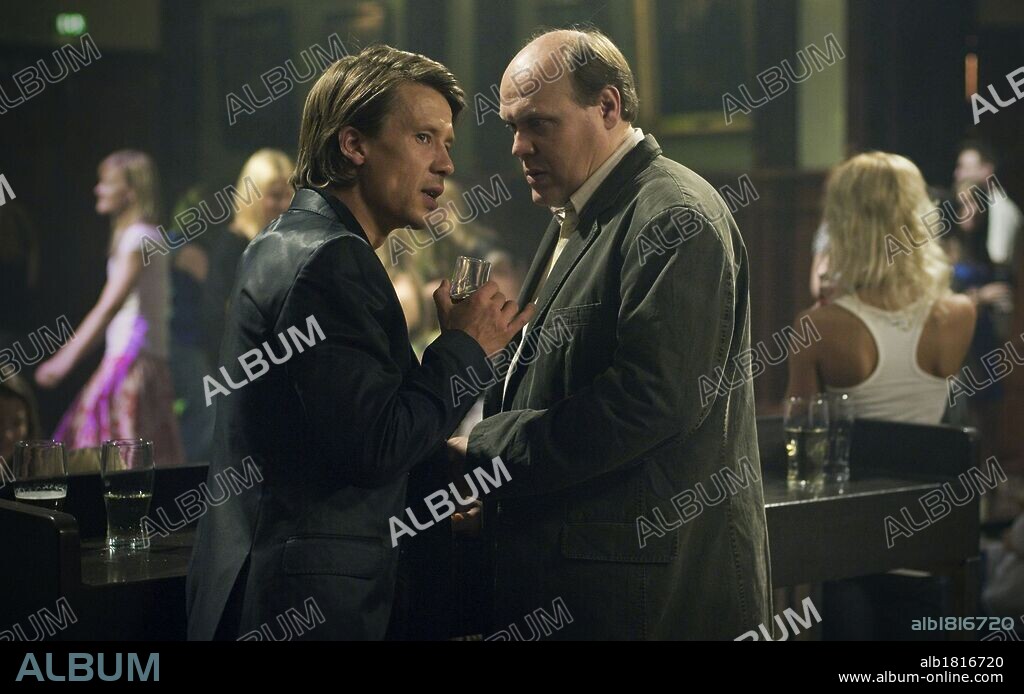 HANNU-PEKKA BJÖRKMAN en DIVORCIO A LA FINLANDESA, 2009 (HAARAUTUVAN RAKKAUDEN TALO), dirigida por MIKA KAURISMAKI. Copyright MARIANNA FILMS.