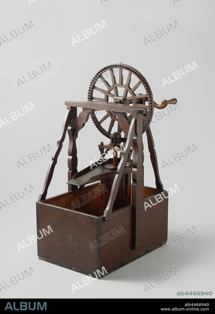 Model of an Archimedean Screw, Working model of a mortar. The auger is placed vertically in a wooden container and is driven by a cogwheel gear. The worked-up water runs over a short lip and back into the container., anonymous, Netherlands (possibly), c. 1780 - c. 1808, wood (plant material), brass (alloy), iron (metal), model: h 107 cm × w 45 cm × d 66.5 cm packaging capsule: h 112.5 cm × w 77.7 cm × d 59.8 cm.