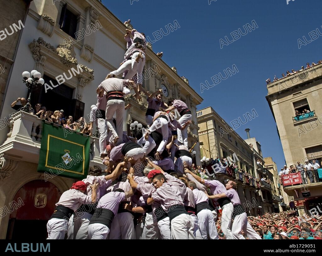 FIESTAS DE SANT FELIX. Fiesta mayor de la población que se celebra del 29 de agosto al 2 de septiembre. ACTUACION DE UNA "COLLA CASTELLERA". VILAFRANCA DEL PENEDES. Comarca del Alt Penedès. Provincia de Barcelona. Cataluña.