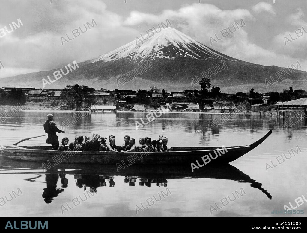 Japan. view of Mount Fuji-ama. 1920-30.
