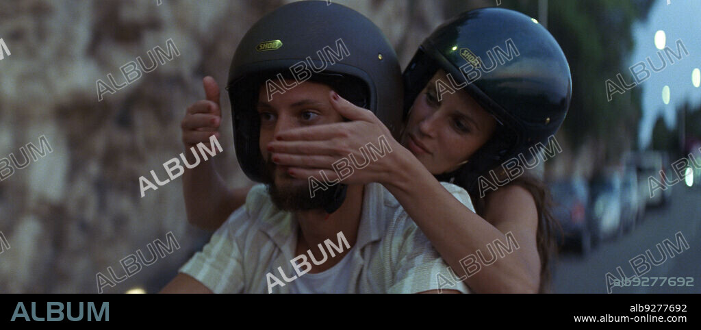 MARINE VACTH y PIERRE NINEY en LOS AMANTES DEL ENGAÑO, 2022 (MASCARADE), dirigida por NICOLAS BEDOS. Copyright LES FILMS DU KIOSQUE.