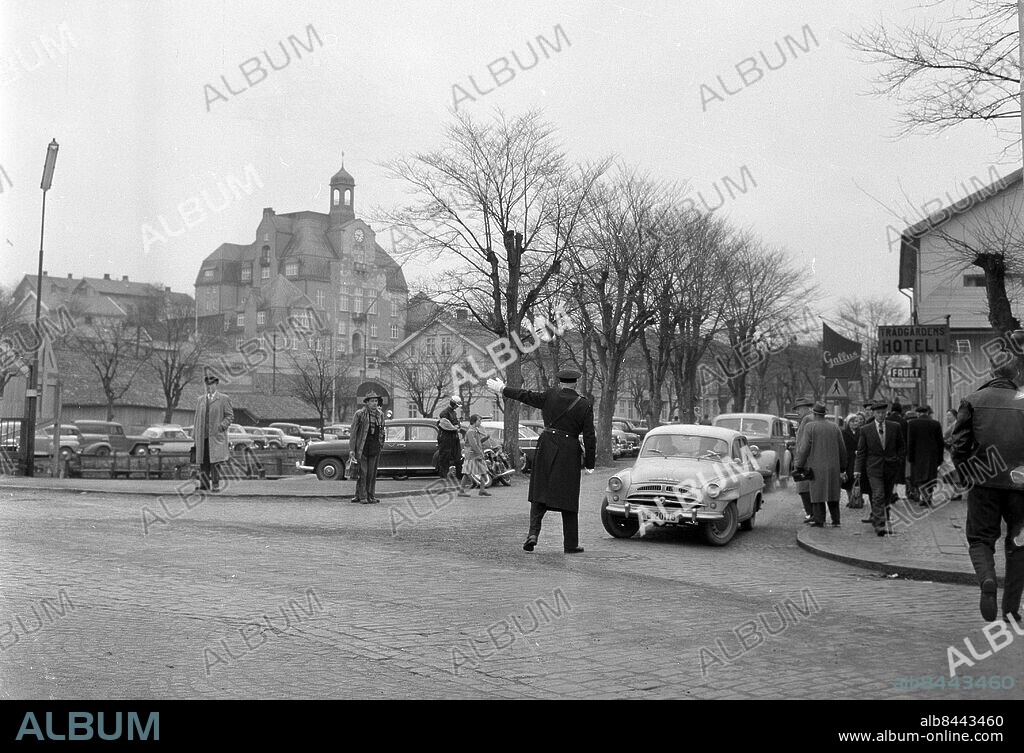 Strömstad mars 1959 - Skärtorsdag och staden invaderas av handlande norrmän -polis dirigerar trafiken - *** Local Caption *** GP mar1959_1348. KAMERAREPORTAGE.
