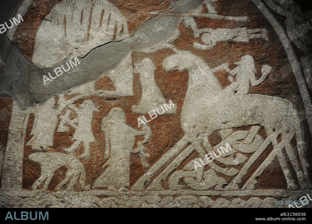 Petroglifo con la representación de una valquiria con un cuerno con aguamiel en una mano de pie dando la bienvenida a Odin montando a Sleipnir, caballo de ocho patas, y los guerreros. Detalle. Procedente de Gotland. Museo Histórico. Estocolmo. Suecia.