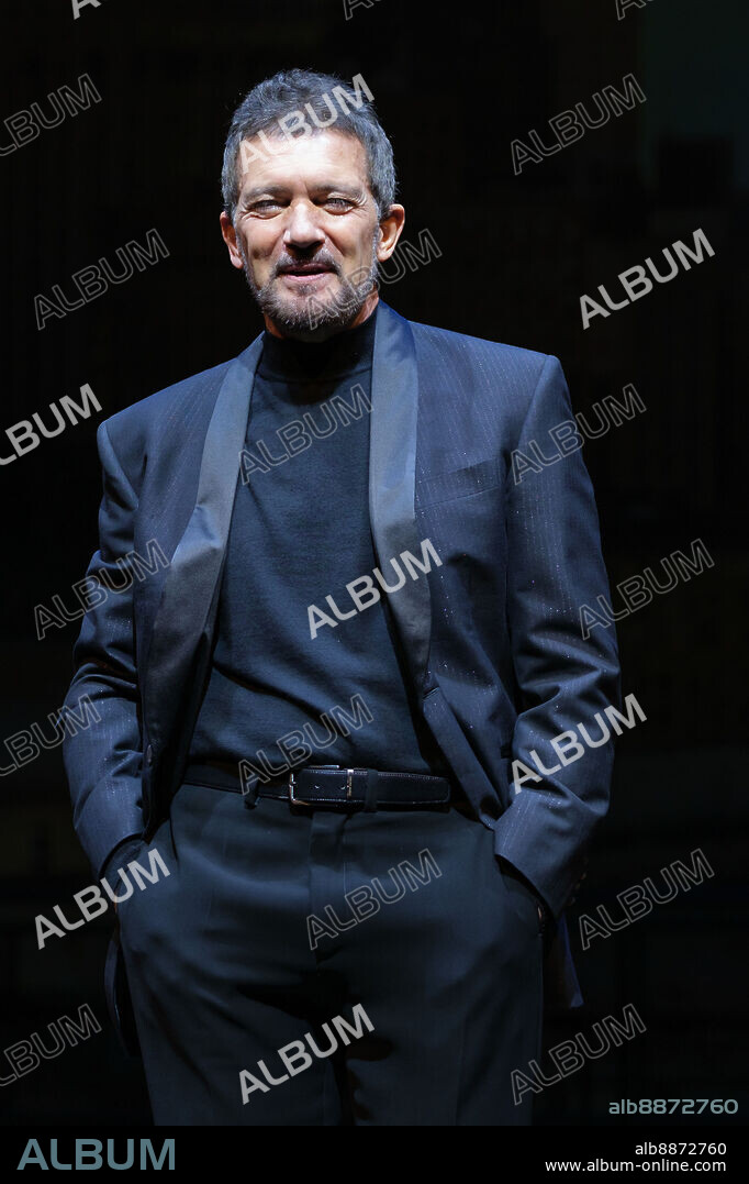 ANTONIO BANDERAS. November 11, 2022, Madrid, Spain: Spanish actor Antonio Banderas performs on stage during the ''Company'' theatre play presentation at UMusic Hotel Teatro Albeniz in Madrid. (Credit Image: © Atilano Garcia/SOPA Images via ZUMA Press Wire).