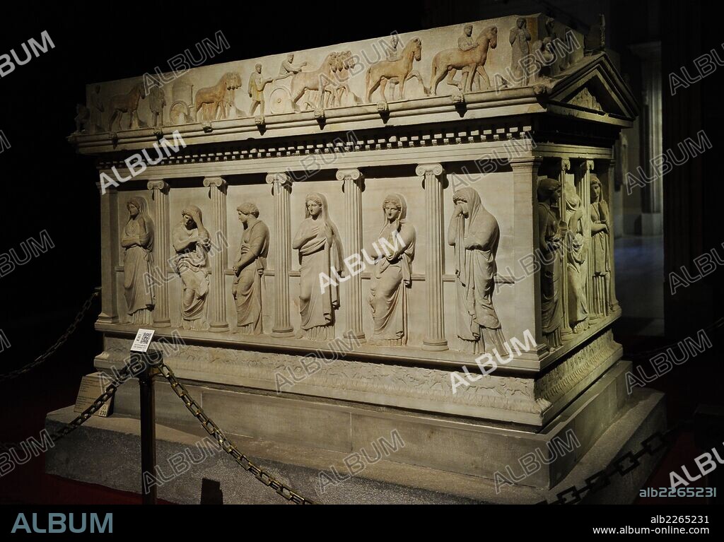 ARTE GRIEGO-HELENISTICO. TURQUIA. SARCOFAGO DE LAS PLAÑIDERAS o SARCOFAGO DE LAS MUJERES DE LUTO (mediados s. IV a. C.). Detalle de cuatro mujeres que lloran la muerte de su esposo. Se cree que eran sus esposas concubinas, que formaban parte del harén. Procedente de Sidón (Sayda). Museo Arqueológico. Estambul. Turquía.