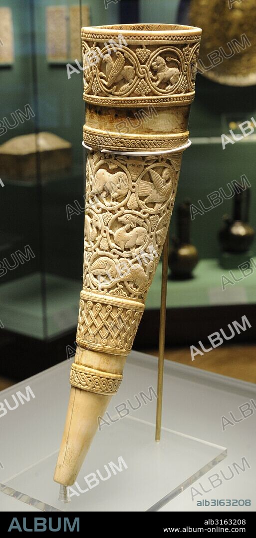 ARTE ISLAMICO. Edad Media. Mediterráneo. Cuerno tallado en marfil, ricamente ornamentado. Procedente de Sicilia o sur de Italia. Siglo XI. Museo del Hermitage (The State Hermitage Museum). San Petersburgo. Rusia.