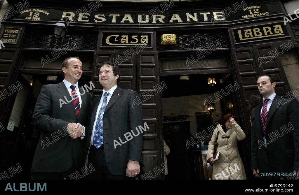 Madrid, December 5, 2006. Miguel Sebastián, PSOE candidate for mayor of Madrid, and Jordi Hereu, mayor of Barcelona, walked this morning through the city center and had a beer at Casa Labra on Tetuán street. Photo: IGNACIO GIL. ...archdc.