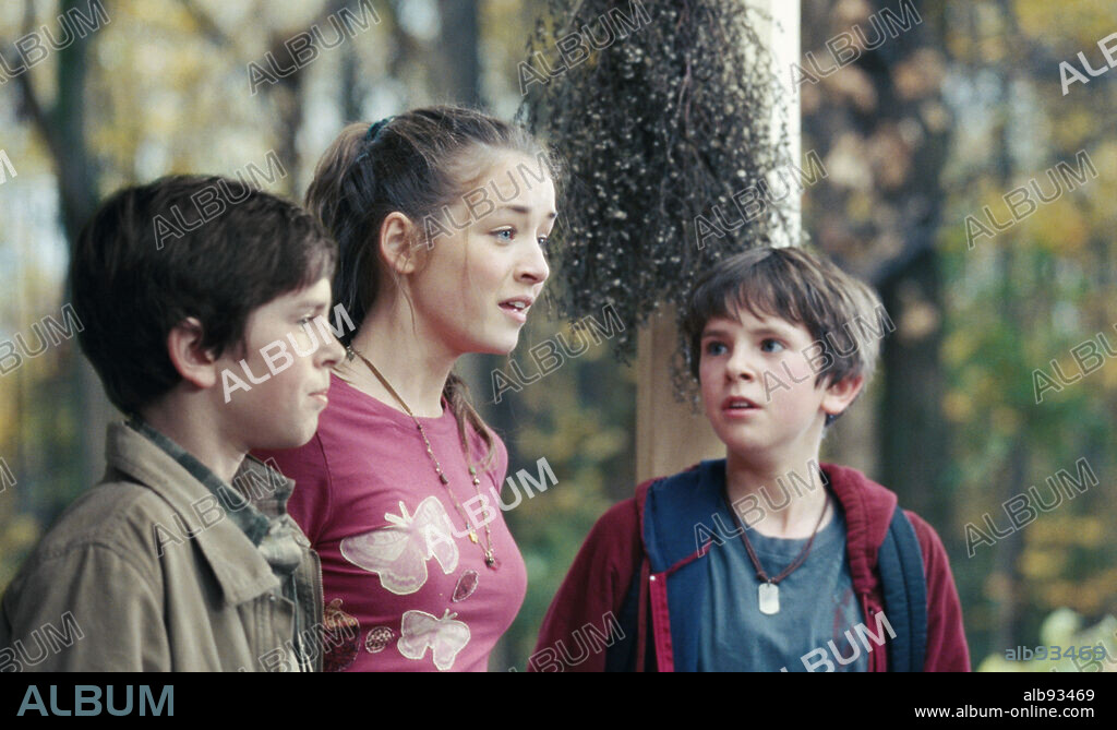 FREDDIE HIGHMORE y SARAH BOLGER en LAS CRONICAS DE SPIDERWICK, 2008 (THE SPIDERWICK CHRONICLES), dirigida por MARK WATERS. Copyright KENNEDY/MARSHALL COMPANY, THE/NICKELODEON MOVIES/SPIDERWICK.