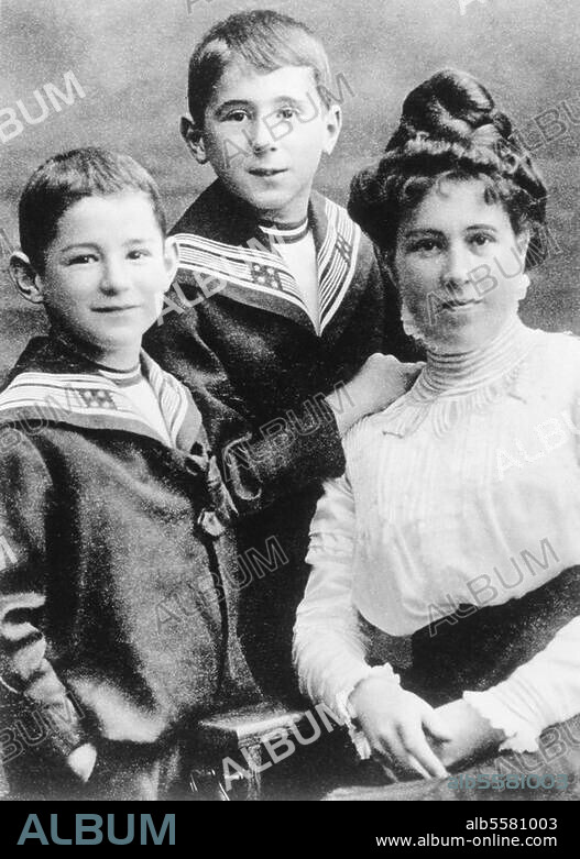 Brecht, Bertolt Schriftsteller und Regisseur Augsburg 10.2.1898 - Berlin 14.8.1956. Die Mutter des Dichters Wilhelmine Friederike Sophie Brecht, geb. Brezing (1871-1920) mit ihren Söhnen Bertolt (Mitte) und Walter. Foto, 1908.