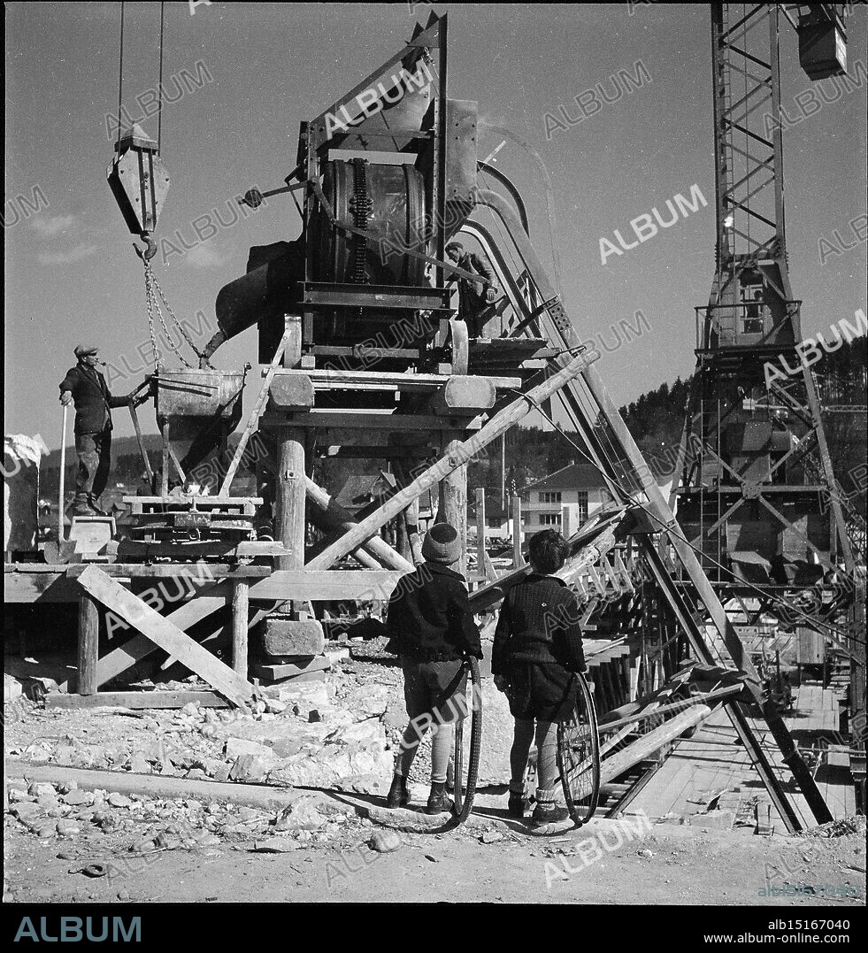 Construction site, construction of the Aare Bridge in Aarau 1949.