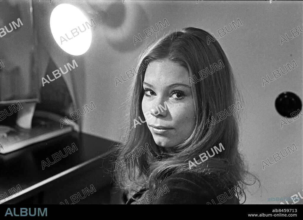1969-12-02.. Rebecca Pawlo, skådespelerska, som radiodebuterar i Sven Wernströms pjäs Hjälp - skaffa oss en tomte.. Foto: Bo-Aje Mellin / RiR / SVT / Kod: 5600. RiR 19690 sv/v neg.