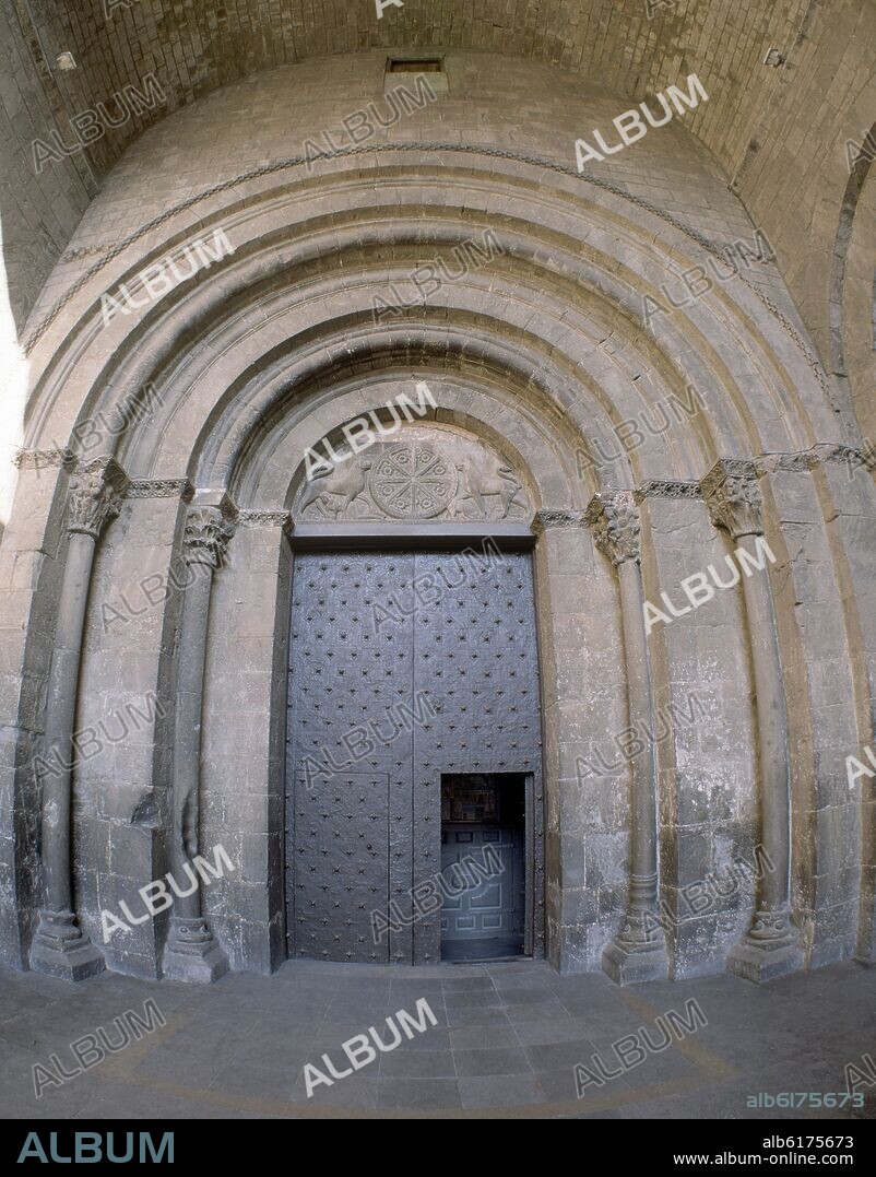 PORTADA ROMANICA EN EL PORTICO OCCIDENTAL- SIGLO XI.