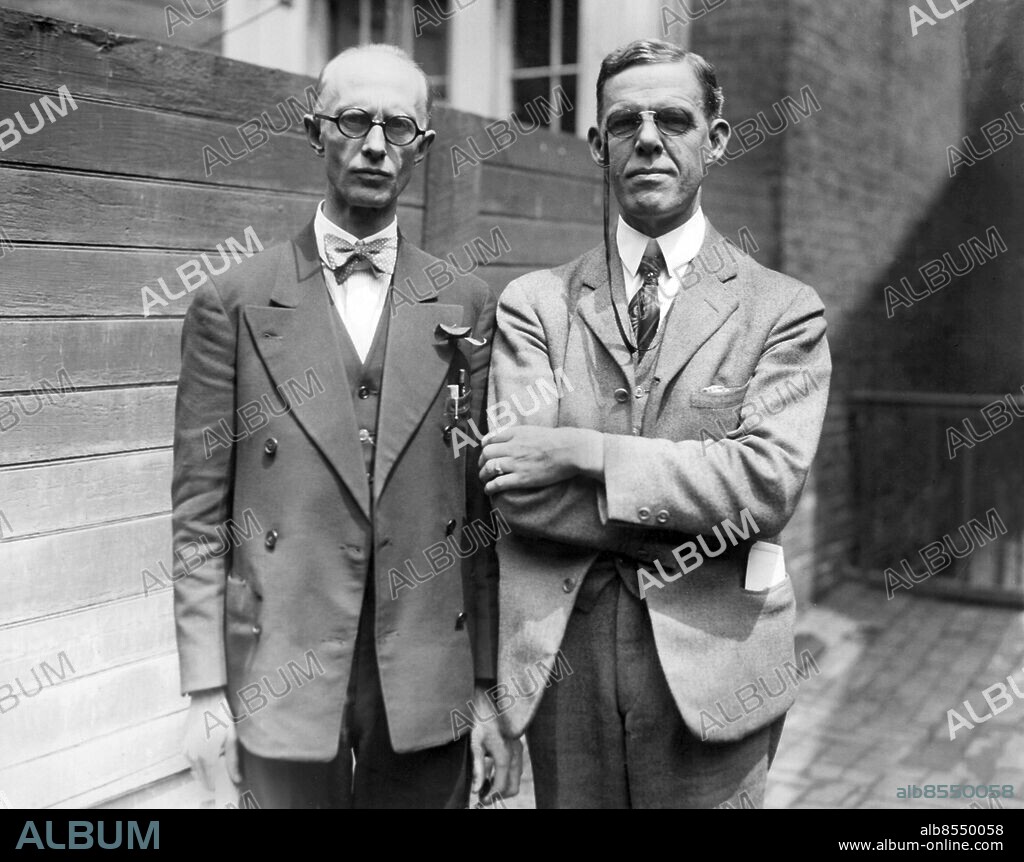 Orig. bildtext... HEIRS OF ASTOR PARTNER SUE FOR MILLIONS. PHILA., PA.---A suit for two-thirds of the Astor estate in behalf of 900 heirs of John Nicholas Emerick, who died in Philadelphia 112 years ago and is said to have been partner of John Jacob Astor, was brought in United States District Court yesterday by Attorneys Fred H. Rees of New York; Calvin I. Hoey, of St. Louis; Evan B. Lewis, of Philadelphia and Charles W. Letz(...)s, of Camden, N.J. Photo shows two of the representatives of the 900.-- L to R Calvin H. Hoey, of St. Louis and Evan B. Lewis of Philadelphia, conferring Philadelphia. Anm. Jurister Advokater Ombud Pincené Dubbelknäppt Fluga Korslagda armar Kavajslag Arvsanspråk Arvsprocesser CD353 persons: EVAN B. LEWIS;CALVIN H. HOEY sites: USA.