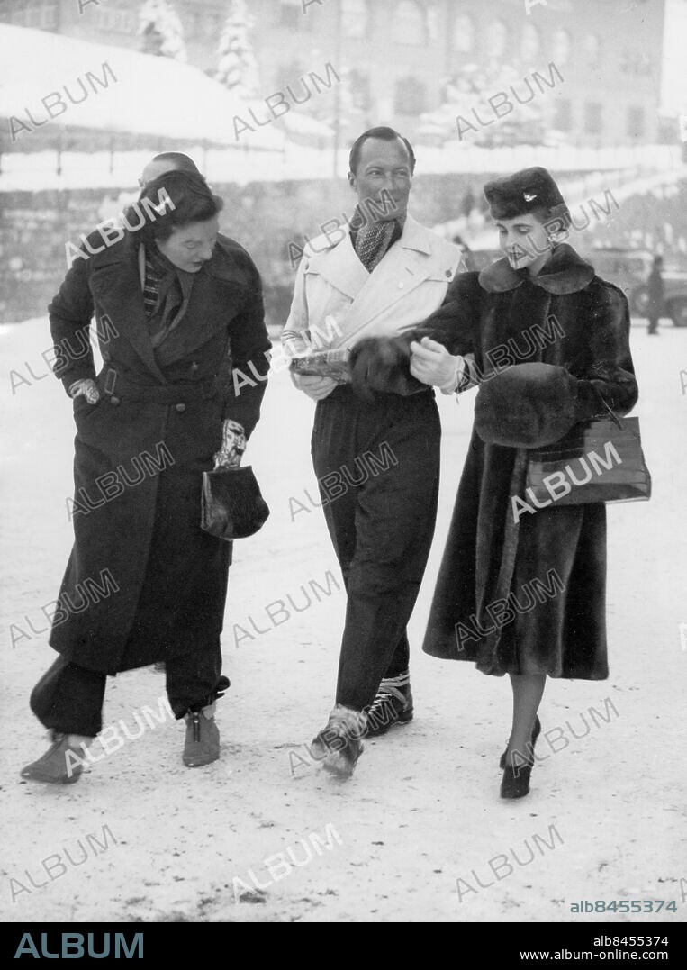 Orig. bildtext... COUNTESS HAUGWITZ-REVENTLOW AT ST. MORITZ AFTER RENUNCING AMERICAN NATIONALITY. Countess Barbara Haugwitz-Reventlow (the former Barbara Hutton, Woolworth heiress) is now spending a winter sports holiday with her husband at St. Moritz, Switzerland, after a mystery visit to America during which she renounced her American nationality. Count Court Haugwitz-Reventlow was at St. Moritz with their baby son, Lance, when his wife visited the United States. Photo shows: Count Court and Countess Barbara Haugwitz-Reventlow (right) with friends at St. Moritz. Anm. Barbara Hutton, the million dollar baby, arvtagerska till den Woolworthska förmögenheten, amerikansk societetskändis. Hennes äktenskap med den danske greven Curt Reventlow, var det andra av sju. Muffar Pälsmuffar persons: Barbara Haugwitz-Reventlow ;Barbara Hutton ;Curt Reventlow sites: SCHWEIZ ;ST. MORITZ ;USA*.