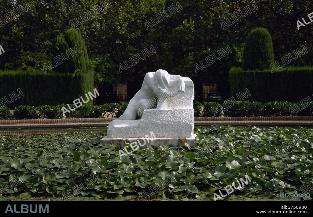 ARTE S. XIX. MODERNISMO. LLIMONA, Josep (1864-1934). "EL DESCONSOL" (1907). Mujer desnuda replegada sobre si misma, está en el centro de la plaza ajardinada diseño de Forestier. Parque de la Ciutadella. BARCELONA. Cataluña.