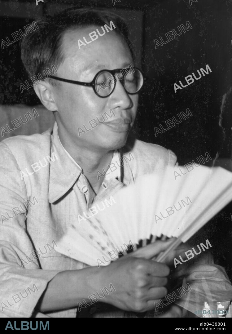 Orig bildtext... PUPPET EMPEROR SAYS JAPS POISONED WIFE TOKYO, JAPAN... Henry Pu-yi, who was puppet emperor of Manchuria under the Japs, is shown fanning himself in the garden of the Russian Embassy in Tokyo. Pu-yi appeared as a witness in the Jap war crime trials inTokyo and charged that Lt Gen Yosmioka, Japanese adviser to him when he was emperor, and other Japs had poisoned Pu-yi's Chinese wife because she was anti-japanese. He said Yoshioka wanted him to marry a Japanese girl. The Russians captured the Emperor when they advanced through Manchuria. Anm. Puyi, Henry, 1906-1967, kejsare av Kina. Greps vid slutet av andra världskriget och satt fängslad i Sovjetunionen till 1950, överfördes till Kina. Frigavs 1959 Solfjädrar Marionetter Kejsare Änklingar Brottsoffer CD244 persons: Henry Puyi sites: TOKYO ;KINA* ;JAPAN.