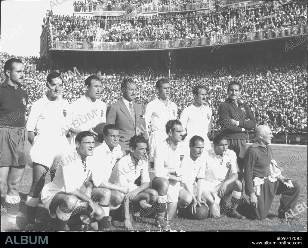 Campo de Chamartín. El Valencia club de Fútbol, campeón de la copa de España en la temporada 1948-1949. De Pie: Antonio Pérez (portero Suplente), Díaz, Asensi, Jacinto Quincoces (Entrenador), Puchades, Álvaro, e Ignacio Eizaguirre (Portero). Sentados: Monzo, Epi, Pasieguito, Mundo, Igoar, Seguí, y el Masajista.
El Valencia Ganó por 1-0 al atlético de Bilbao, con un gol de Epi.