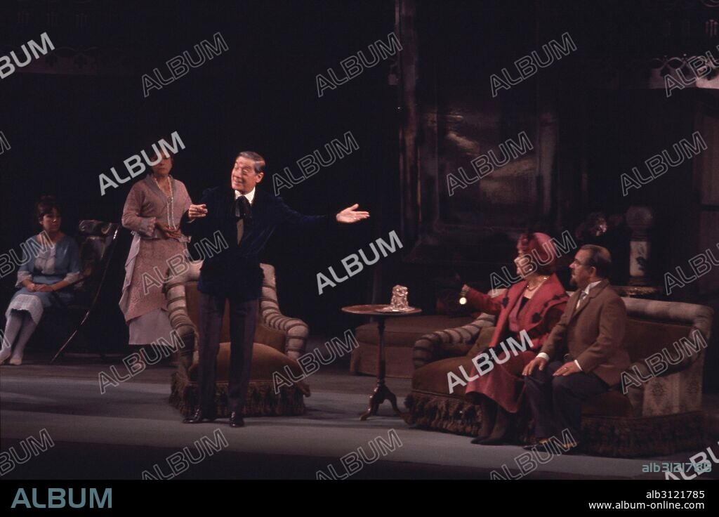 PIRANDELLO , LUIGI  ESCRITOR ITALIANO . 1867 - 1936  TEATRO." ASI ES SI ASI OS PARECE " , REPRESENTACION TEATRAL EN MADRID , AÑO 1967  DIRECCION , JOSE LUIS ALONSO.