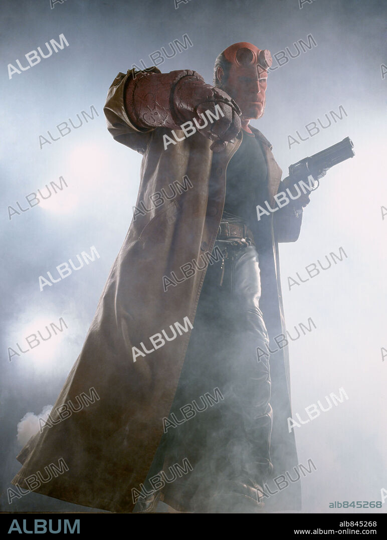 RON PERLMAN in HELLBOY, 2004, directed by GUILLERMO DEL TORO. Copyright COLUMBIA PICTURES / TANGEN, PETER.