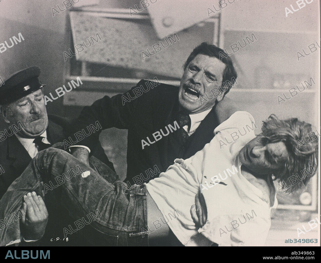 BURT LANCASTER y HELMUT BERGER en CONFIDENCIAS, 1974 (GRUPPO DI FAMIGLIA IN UN INTERNO), dirigida por LUCHINO VISCONTI. Copyright NEW LINE CINEMA.