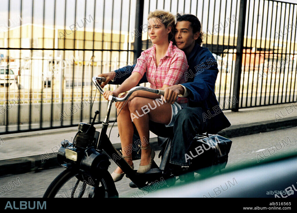 MOHAMMEDA KHOUAS y VAHINA GIOCANTE en LILA DICE, 2004 (LILA DIT ÇA), dirigida por ZIAD DOUEIRI. Copyright FRANCE 2 CINEMA.