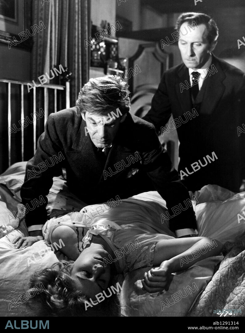 MICHAEL GOUGH and PETER CUSHING in DRACULA, 1958, directed by TERENCE FISHER. Copyright HAMMER FILM PRODUCTIONS.