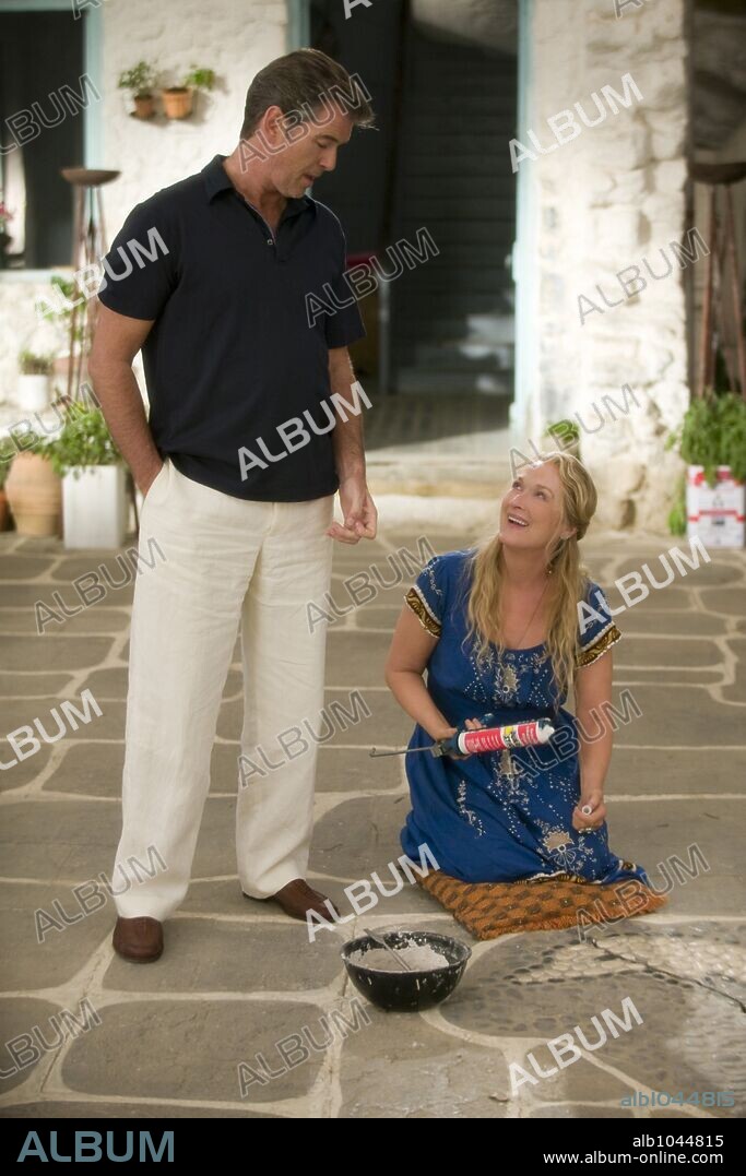 MERYL STREEP and PIERCE BROSNAN in MAMMA MIA!, 2008, directed by PHYLLIDA LLOYD. Copyright LITTLESTAR PRODUCTIONS/PLAYTONE / MOUNTAIN, PETER.