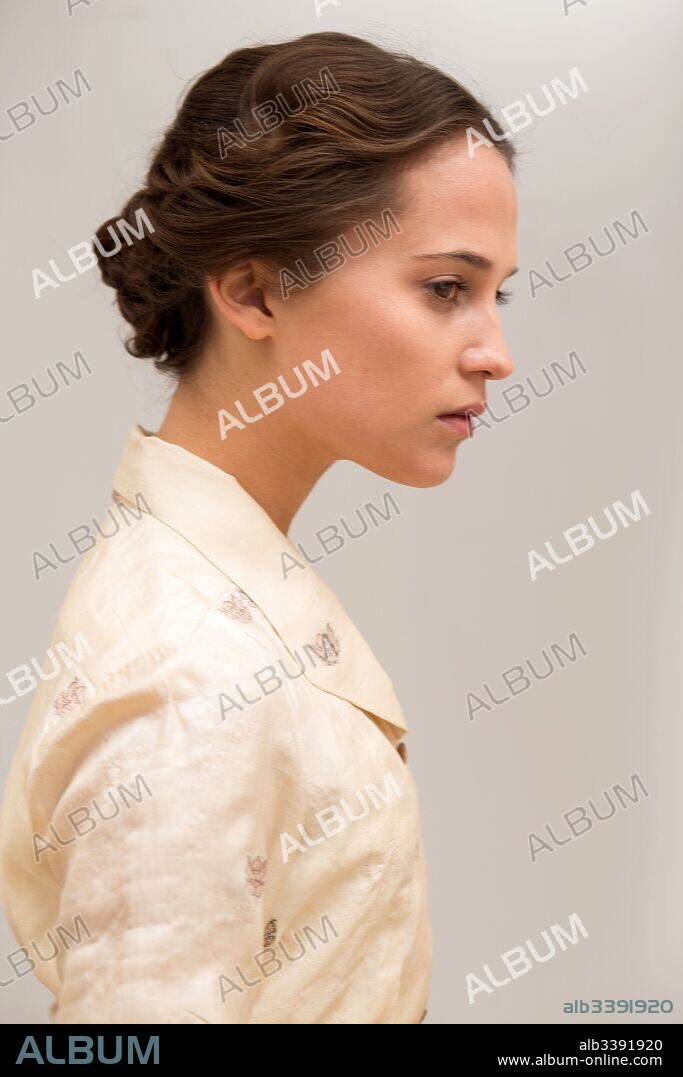 ALICIA VIKANDER in TESTAMENT OF YOUTH, 2014, directed by JAMES KENT. Copyright BBC FILMS.