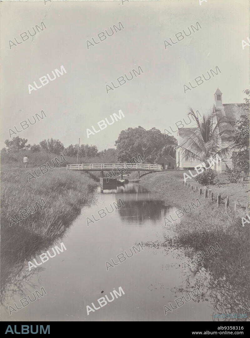 Plantation Morgenstond, View of a canal at Plantation Morgenstond in Paramaribo, August 1908. Part of the photo album of the Boom-Gonggrijp family in Suriname and Curaçao., Andries Augustus Boom, anonymous, Paramaribo, 1908, photographic support, height 130 mm × width 101 mm.