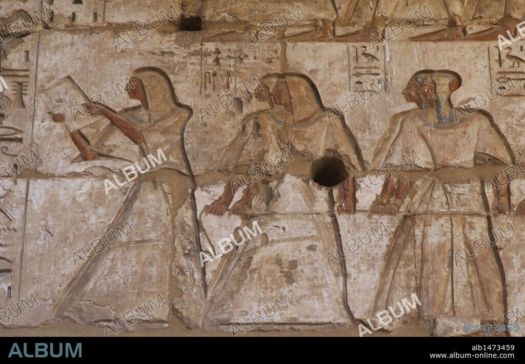 ARTE EGIPCIO. EGIPTO. "TEMPLO FUNERARIO DE RAMSES III" (1187-1156 a. C.). Relieves con la representación de altos funcionarios. IMPERIO NUEVO (1550-1069 a. C.). XX dinastía. Medinet Habu. Egipto.