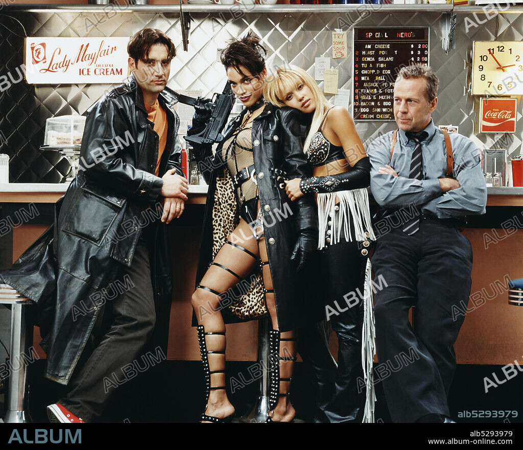 BRUCE WILLIS, CLIVE OWEN, JESSICA ALBA and ROSARIO DAWSON in SIN CITY, 2005, directed by FRANK MILLER and ROBERT RODRIGUEZ. Copyright DIMENSION FILMS.